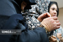 نحوه سرقت دو سارق ۴۱ و ۵۰ ساله از خانم های میانسال + فیلم