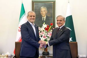 امضای ۱۲ سند همکاری میان ایران و پاکستان + فیلم