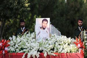  اقامه نماز بر پیکر شهید حججی 