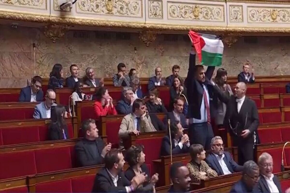 اهتزاز پرچم فلسطین مجلس فرانسه