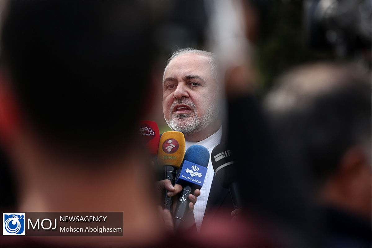 حاشیه جلسه هیات دولت - ۳۰ بهمن ۱۳۹۸/ ظریف 1