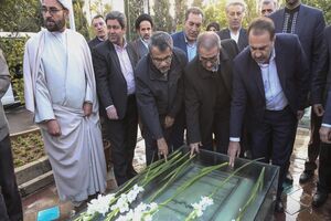 غبار روبی گلزار شهدا و تجدید میثاق با آرمانهای والای آنان