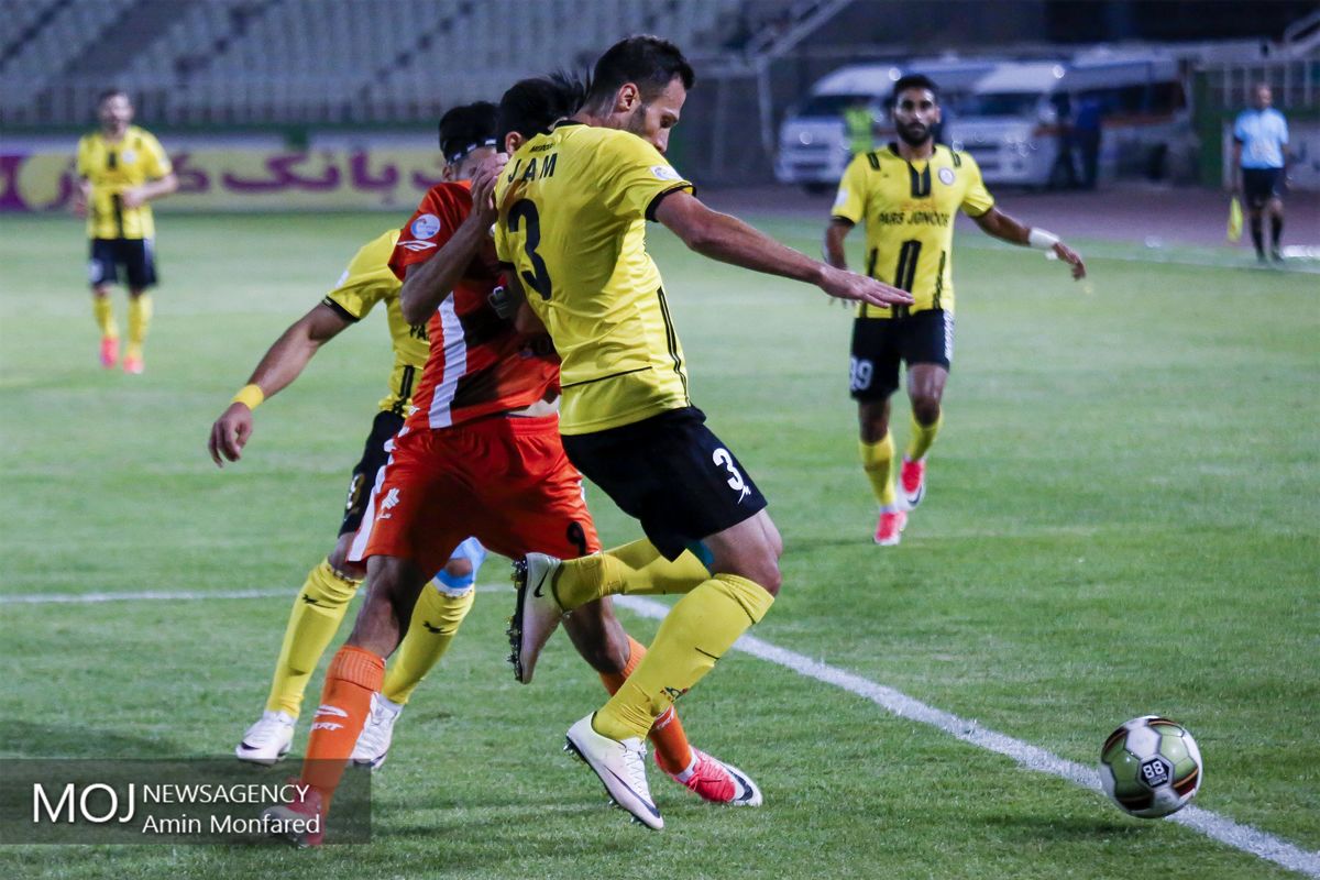 دیدار تیم های فوتبال سایپا و پارس جم