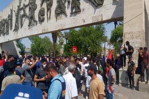 تجمع هزاران عراقی در میدان التحریر بغداد