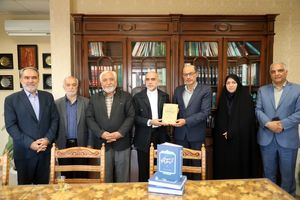 اهدای کتاب‌های دکتر علی‌اکبر ولایتی به کتابخانه تخصصی صفویه‌شناسی اردبیل