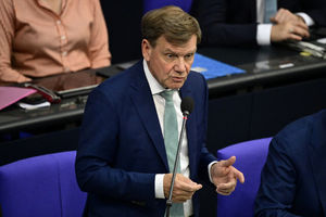 ایران در رابطه با برنامه هسته‌ای از خطوط قرمز عبور کرده و باید مذاکره کند