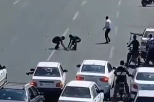کمک مردم به موتورسواری که سبد جوجه اردک‌های او واژگون شد + فیلم