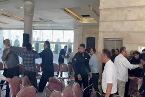 لحظه درگیری فیزیکی شدید در مجمع عمومی پدیده شاندیز! + فیلم