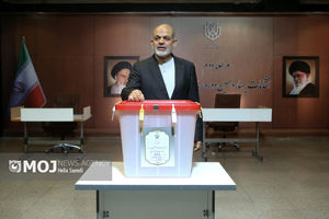  وزیر کشور رأی خود را به صندوق انداخت