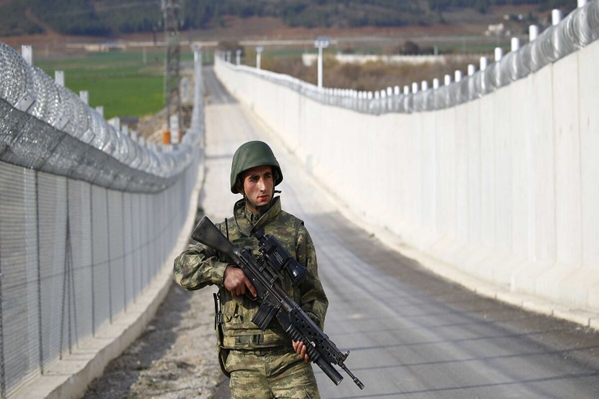 دیوار بتنی در مرز ایران