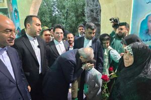 رئیس‌ جمهور در بدو ورود به کرمانشاه با خانواده معظم شهدا دیدار کرد