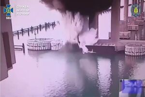 پل ارتباطی روسیه با شبه‌جزیره کریمه را با مواد منفجره کار گذاشته‌شده زیر آب هدف قرار دادیم
