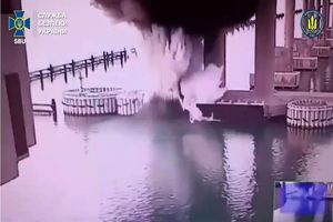 پل ارتباطی روسیه با شبه‌جزیره کریمه را با مواد منفجره کار گذاشته‌شده زیر آب هدف قرار دادیم