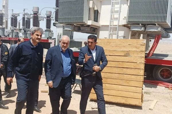 بازدید وزیر نیرو از روند برق‌رسانی به واحدهای صنعتی بازسازی‌شده در شهرک صنعتی شمس‌آباد