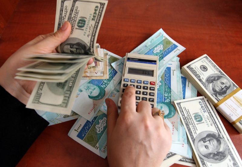 بانک مرکزی تلاش میکند اقتصاد و قیمتها را به سمت تعادل برساند
