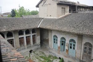  از آنجایی که مالک عمارت یزدی بود معماری بنا هم به صورت کویری ساخته شد 