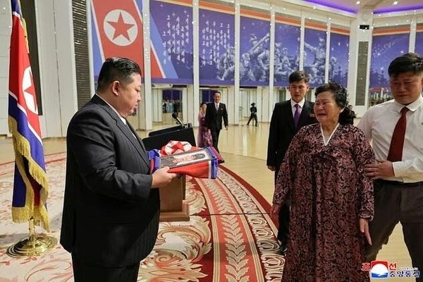 رهبر کره‌شمالی از خانواده‌های سربازان کشته‌شده در جنگ اوکراین تقدیر کرد