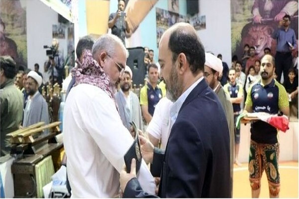 بازوبند پهلوانی به فرمانده ناوگروه ۸۶ ارتش اعطا شد