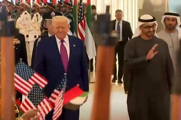 ترامپ با رئیس امارات درباره ایران گفتگو کرد