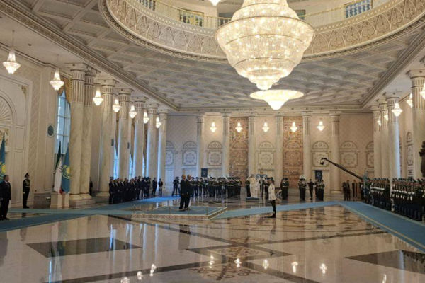 استقبال رسمی رئیس جمهور قزاقستان از پزشکیان