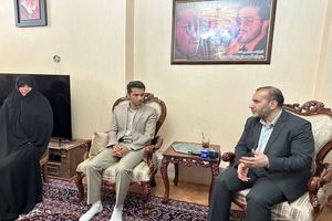 استاندار کرمانشاه با خانواده‌های شهید استان دیدار کرد