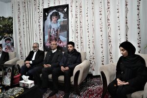 استاندار کرمانشاه با خانواده شهیده سه ساله، ملینا اسدی دیدار کرد