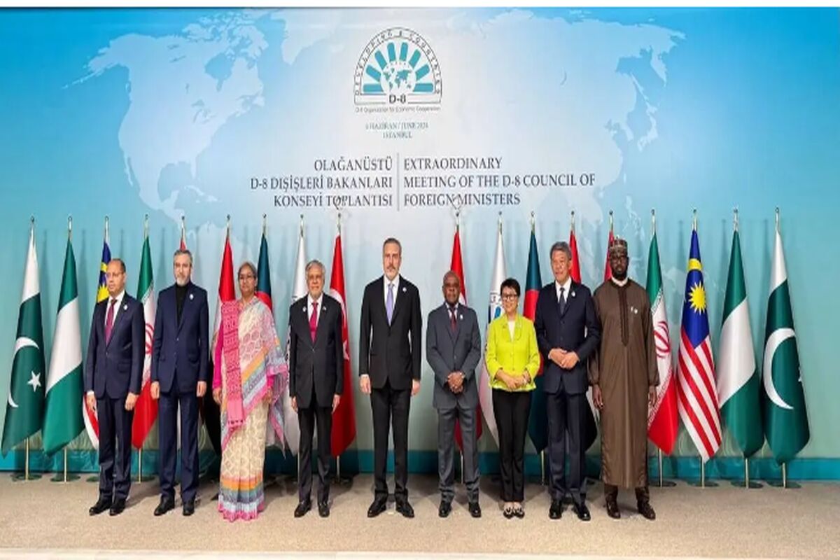 دی 8