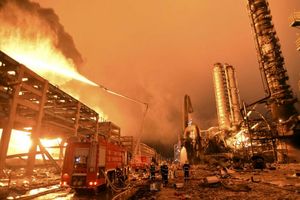  یک کارخانه شیمیایی در شرق چین در آتش سوخت