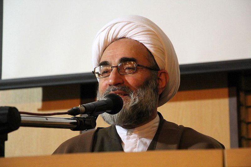بسیج از نفوذ عناصر نامطلوب به بدنه جامعه و انقلاب جلوگیری میکند