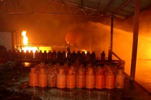 مهار آتش در کارگاه شارژ سیلندر اصفهان 