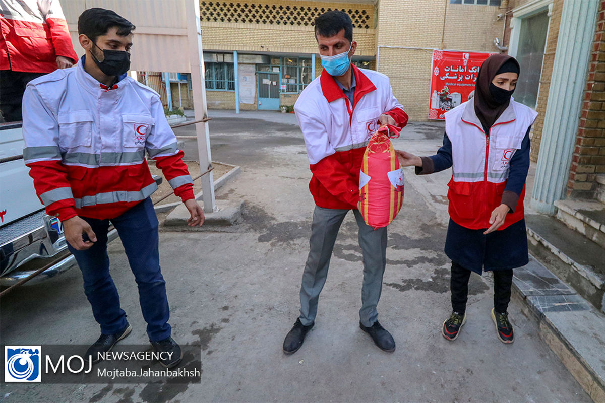 تهیه ۱٠٠٠ بسته معیشتی توسط هلال احمر اصفهان