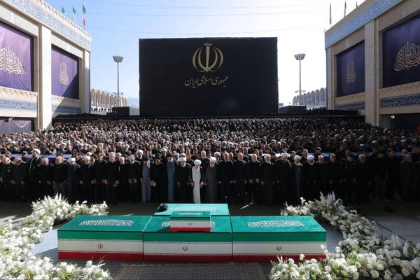 نماز بر پیکر مطهر مجاهد شهید امام خامنه‌ای و خانواده ایشان اقامه شد