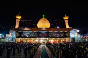 آیین لاله گردانی خادمان حرم مطهر حضرت شاهچراغ(ع) در شام غریبان عاشورا+تصاویر