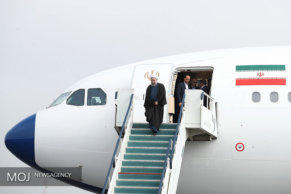رییس جمهور وارد گیلان شد و با تلاشگران هلال احمر دیدار کرد