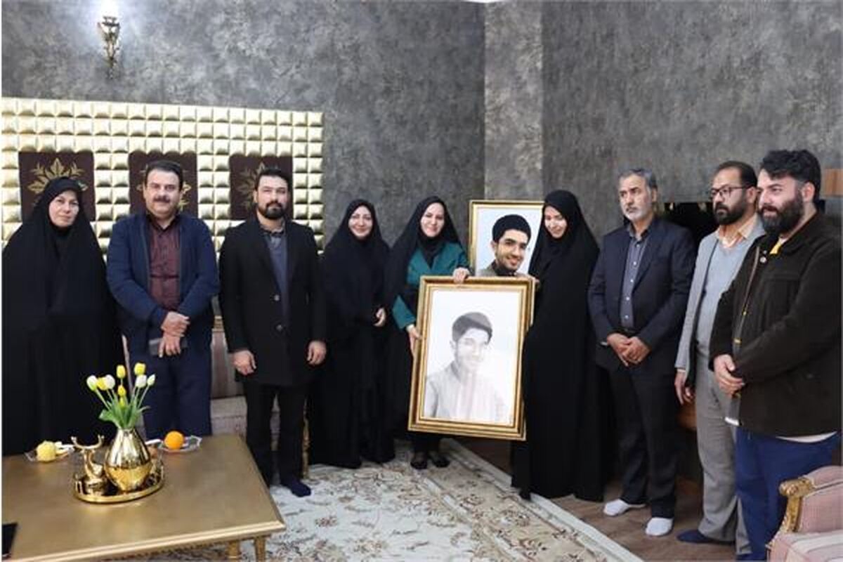 اهدا-تابلو-نقاشی-توسط-تصویرگر-تابلو-به-مادر-شهید-امیر-حسین-قربانی