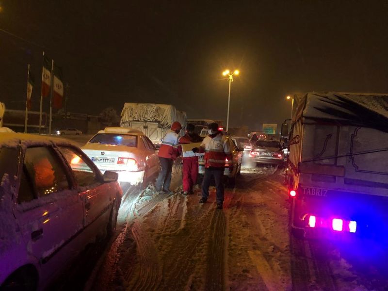 کمک به درراه ماندگان و بازگشایی مسیر برفی
