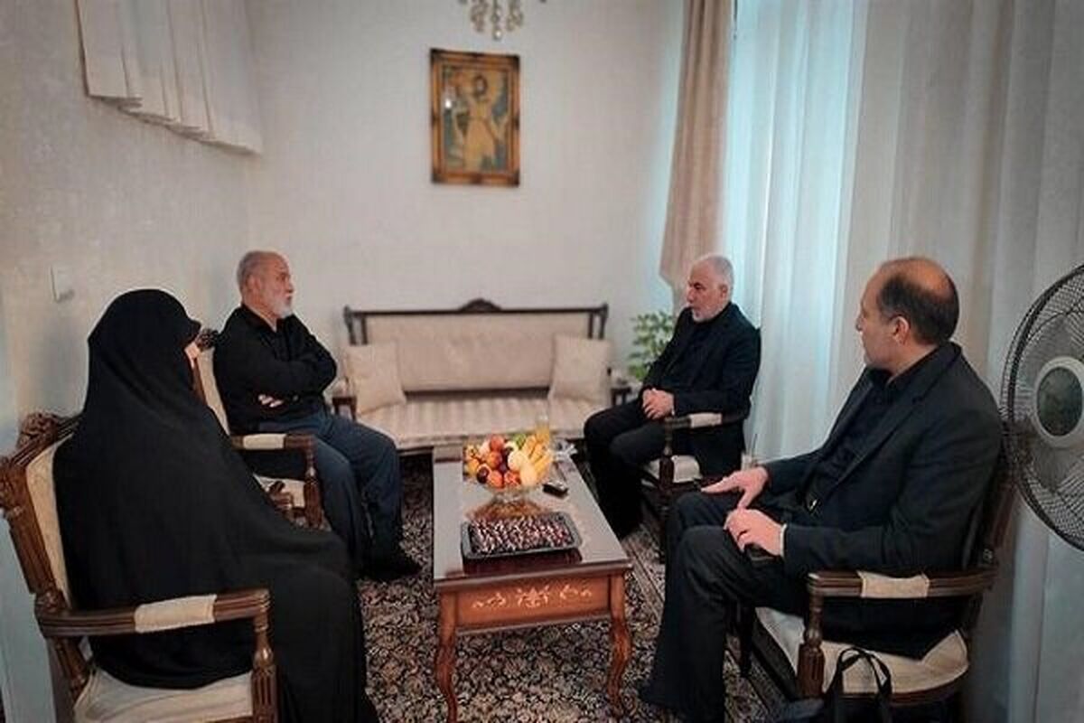 رئیس سازمان زندان‌ها در منزل خانواده شهدای بازداشتگاه اوین حضور یافت