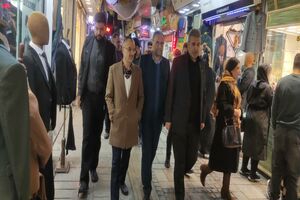  بازدید شبانه رئیس شورای اسلامی از اجرای پروژه کف‌پوش بازار رشت+تصاویر