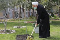 کاشت نهال توسط رئیس قوه قضائیه همزمان با روز درختکاری