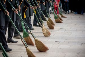 غبارروبی آستان امامزاده عبدالله(ع) روستای قلعه چم با حضور خادمان حرم مطهر 