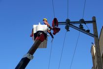 فعالیت مستمر ۱۸ گروه خط گرم‌ در فارس برای افزایش پایداری شبکه برق