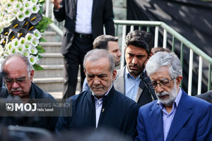 حضور پزشکیان در مراسم تشییع پیکر «ناصر قفلی»، رئیس مجمع خیرین مدرسه‌ساز کشور