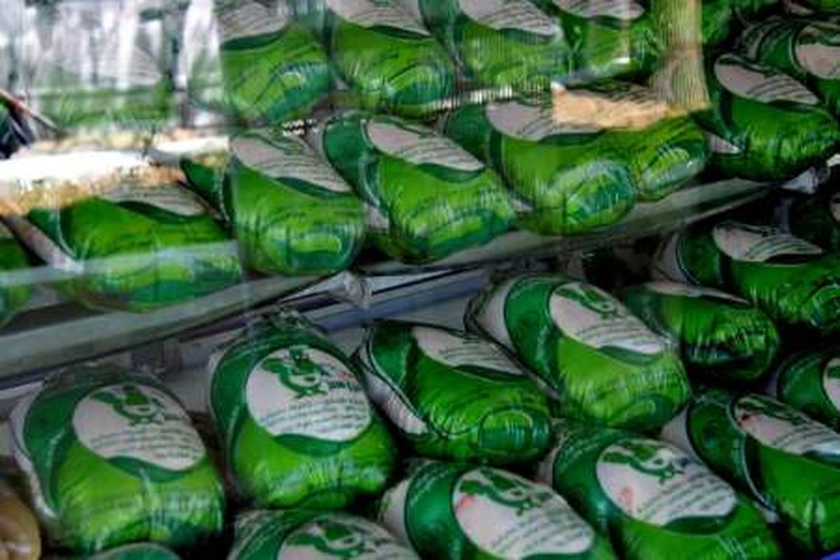 مهدی ظفری پور در گفت‌وگو با خبرنگار خبرگزاری موج کرمانشاه، با اشاره به افزایش چشمگیر تولید مرغ سبز در استان، اظهار داشت: سال 95 با افزایش 6 برابری تولید مرغ بدون آنتی‌بیوتیک در استان کرمانشاه روبرو بودیم. وی بیان کرد: سال 94 تولید مرغ سبز در استان کمتر از