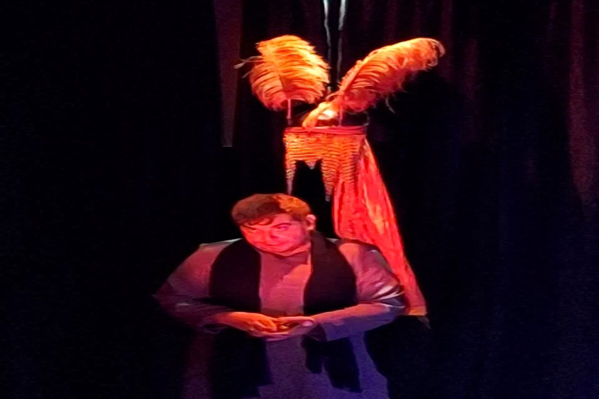 نمایش سر سرخ