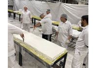 پخت کیک ۵۰۰ متری در حرم رضوی به مناسبت میلاد امام زمان (عج)