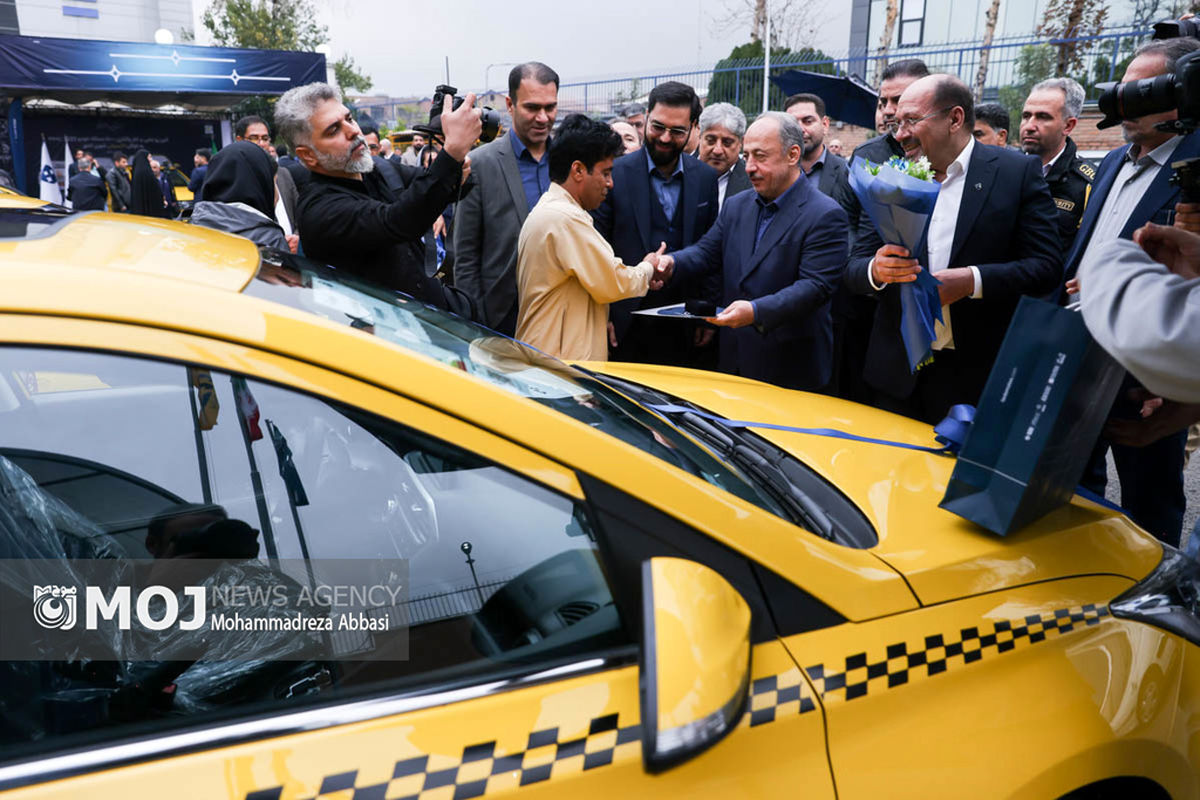 آئین رونمایی و آغاز واگذاری ۵۰۰۰ دستگاه خودرو FMC 511 به ناوگان تاکسیرانی شهری کشور