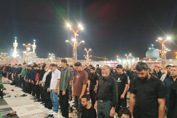 نماز لیله‌الدفن قائد شهید امت در حرم مطهر رضوی اقامه شد