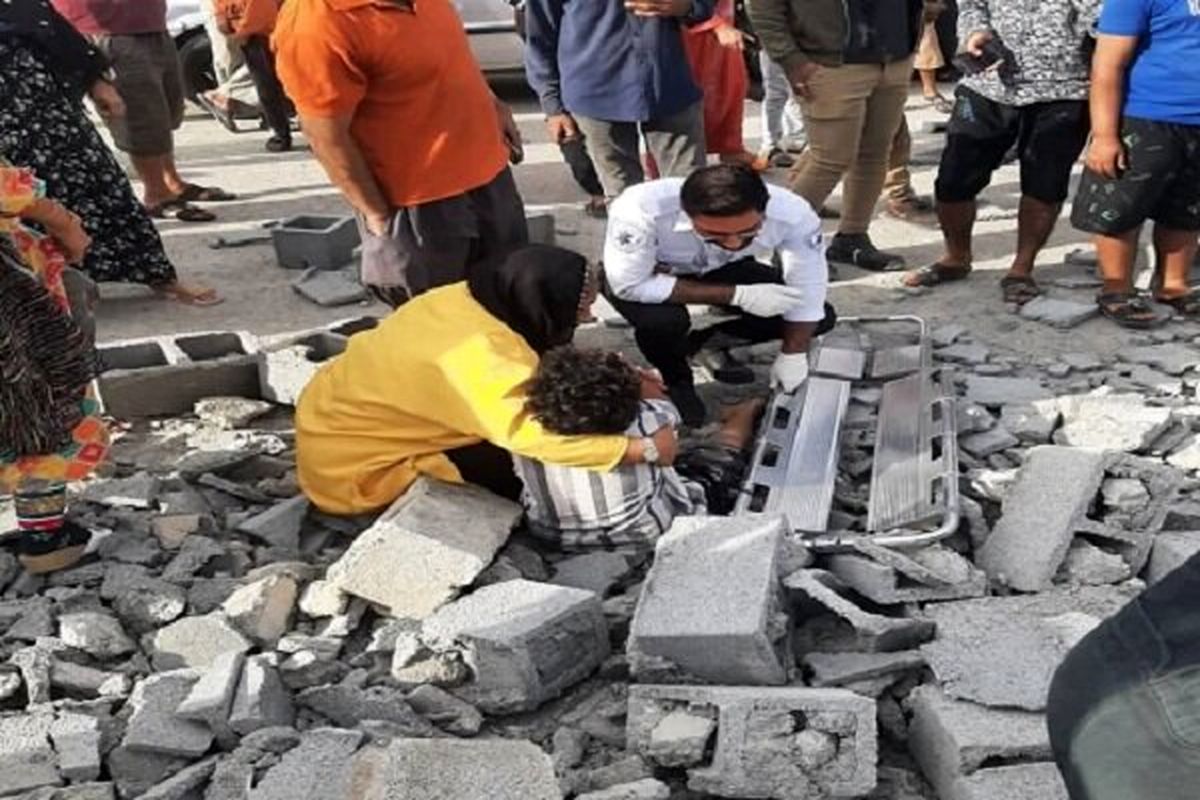 ریزش دیوار در شهرک نبوت بندرعباس