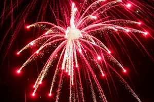 آسمان شهر مقدس قم امشب همزمان با ایام‌الله دهه فجر نورافشانی میشود