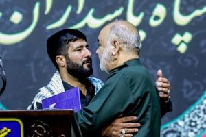 نشان سپاه به خادم فداکار حرم شاهچراغ اعطا شد